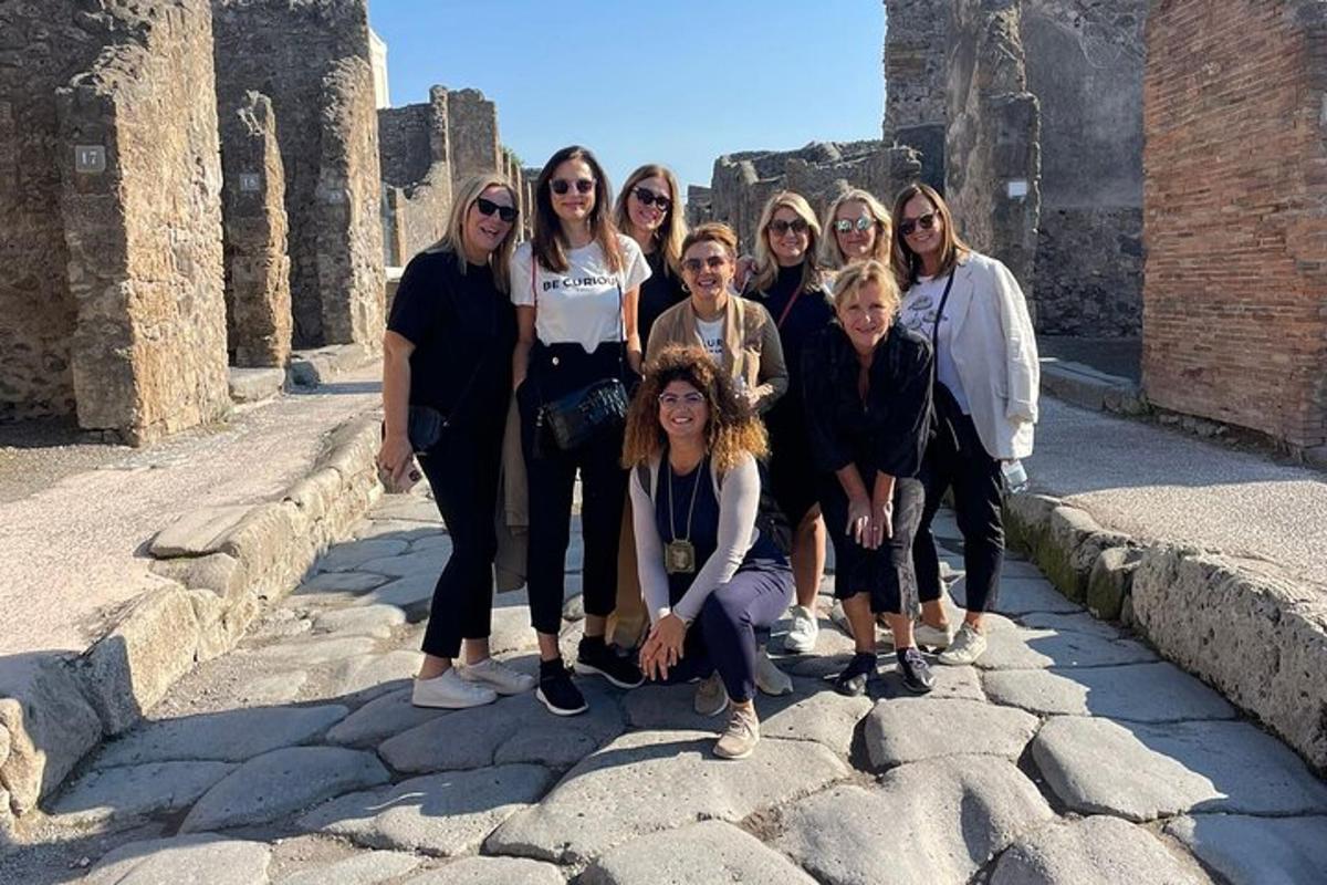grupp naisi poseerib varemetes pildi jaoks
