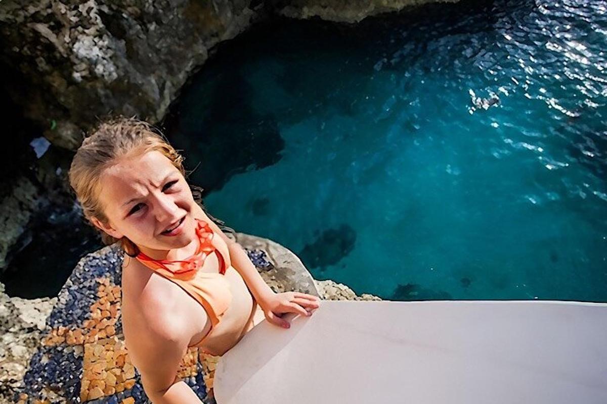 mladá dívka v bikinách stojící vedle kaluže vody