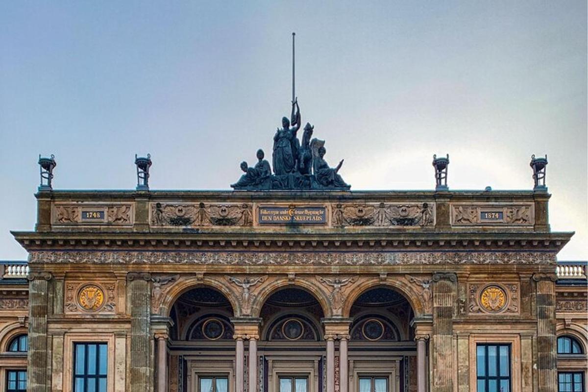 un edificio con una estatua encima