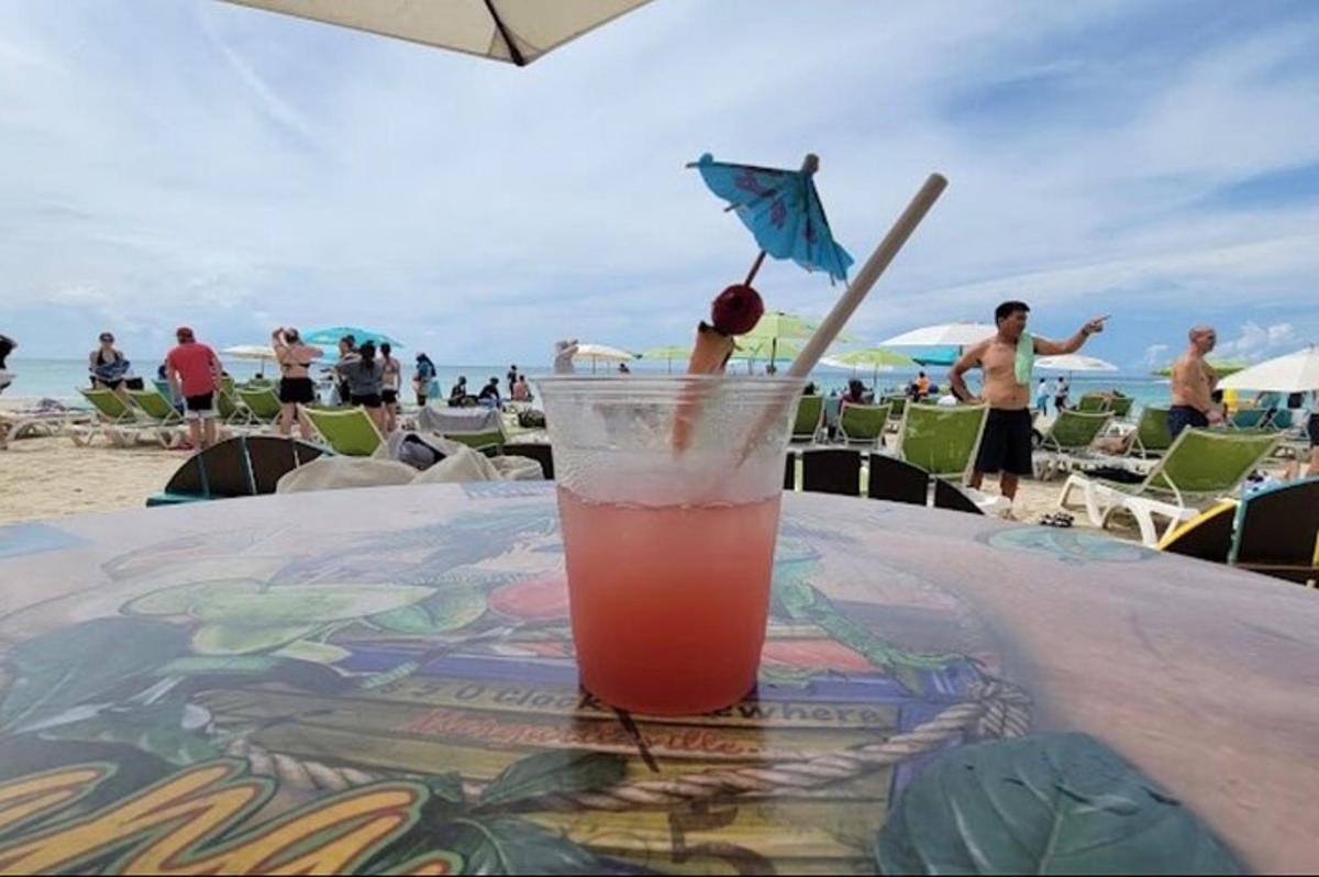 drink sedící na stole na pláži