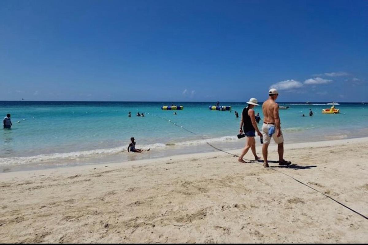 skupina ljudi, ki se sprehajajo po plaži