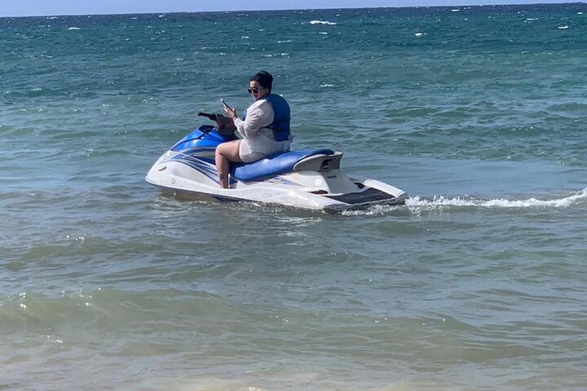 seorang lelaki menaiki jet ski di dalam air