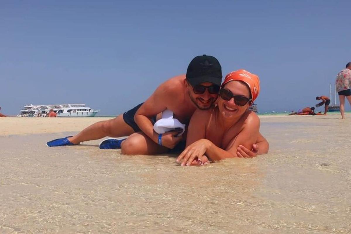 Un hombre y una mujer tumbados en una playa