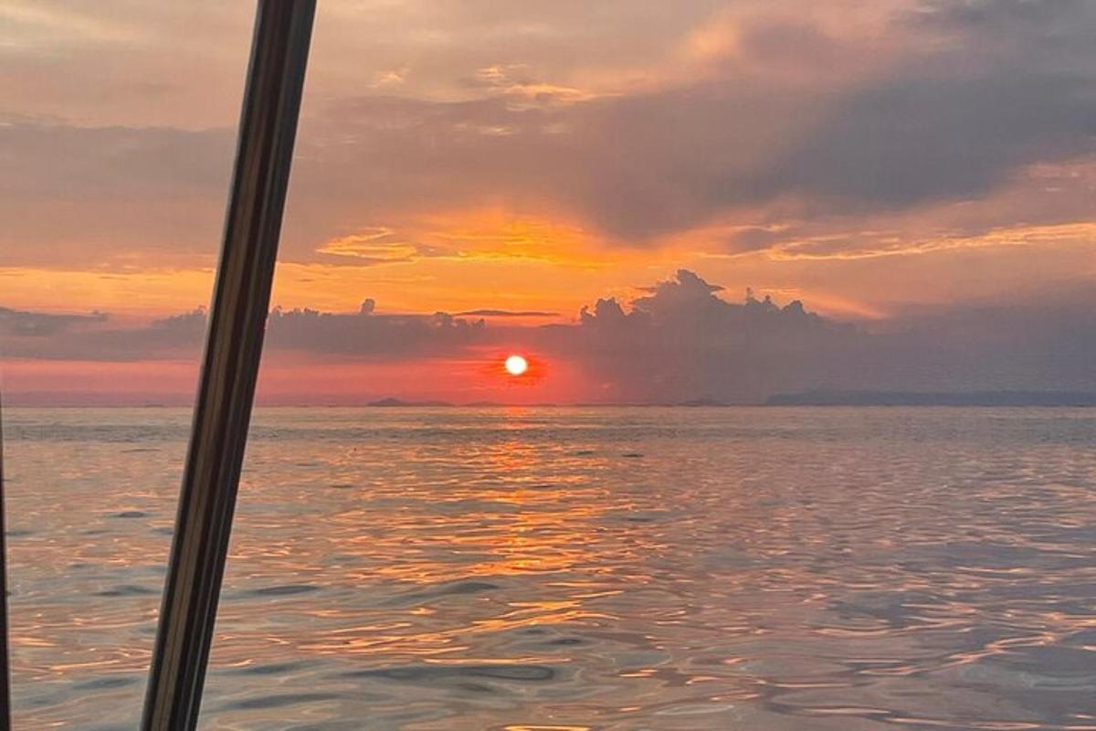 zachód słońca widziany z łodzi na oceanie