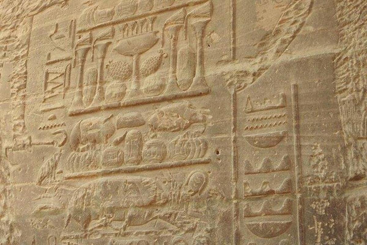 zeď s hieroglyfickým písmem