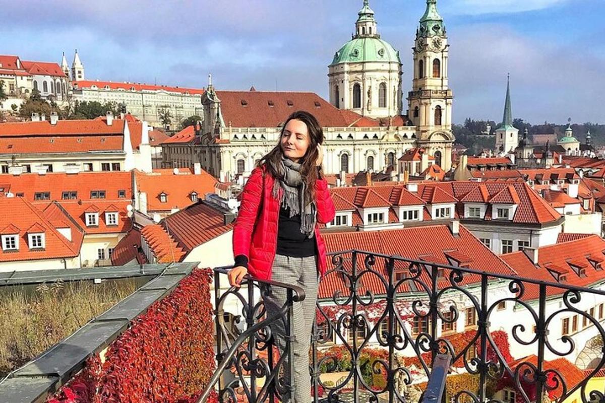 una donna in piedi su un balcone con vista sulla città