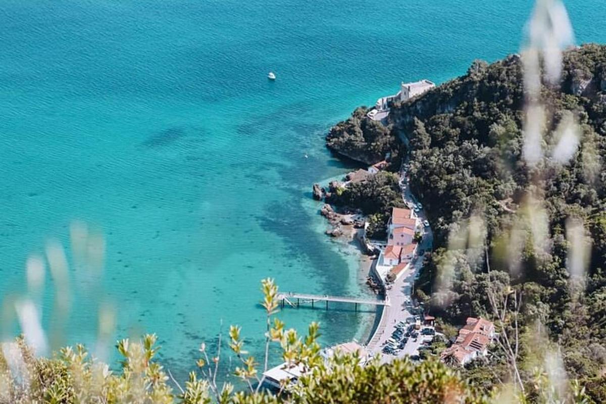 egy légi felvétel egy strandról az óceánnal