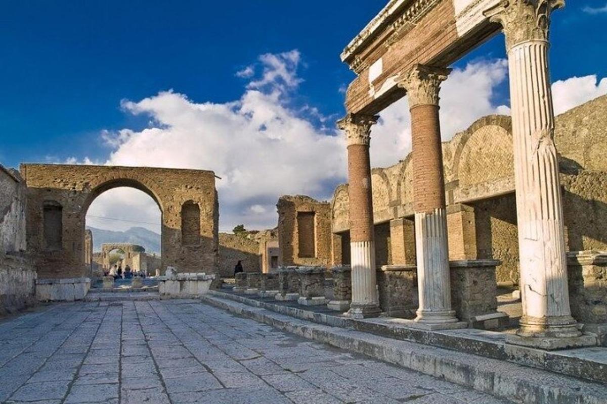 un antico edificio con colonne e un arco