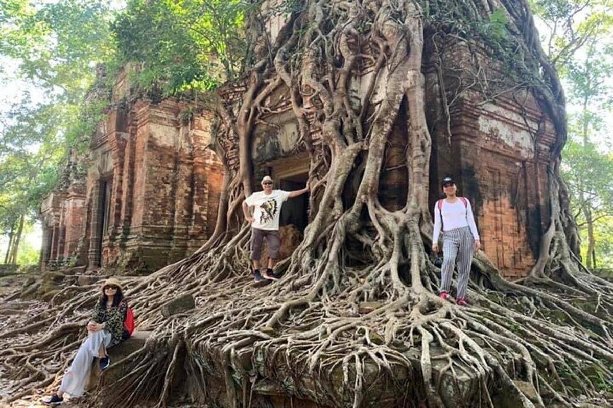 un gruppo di persone in piedi davanti a un albero