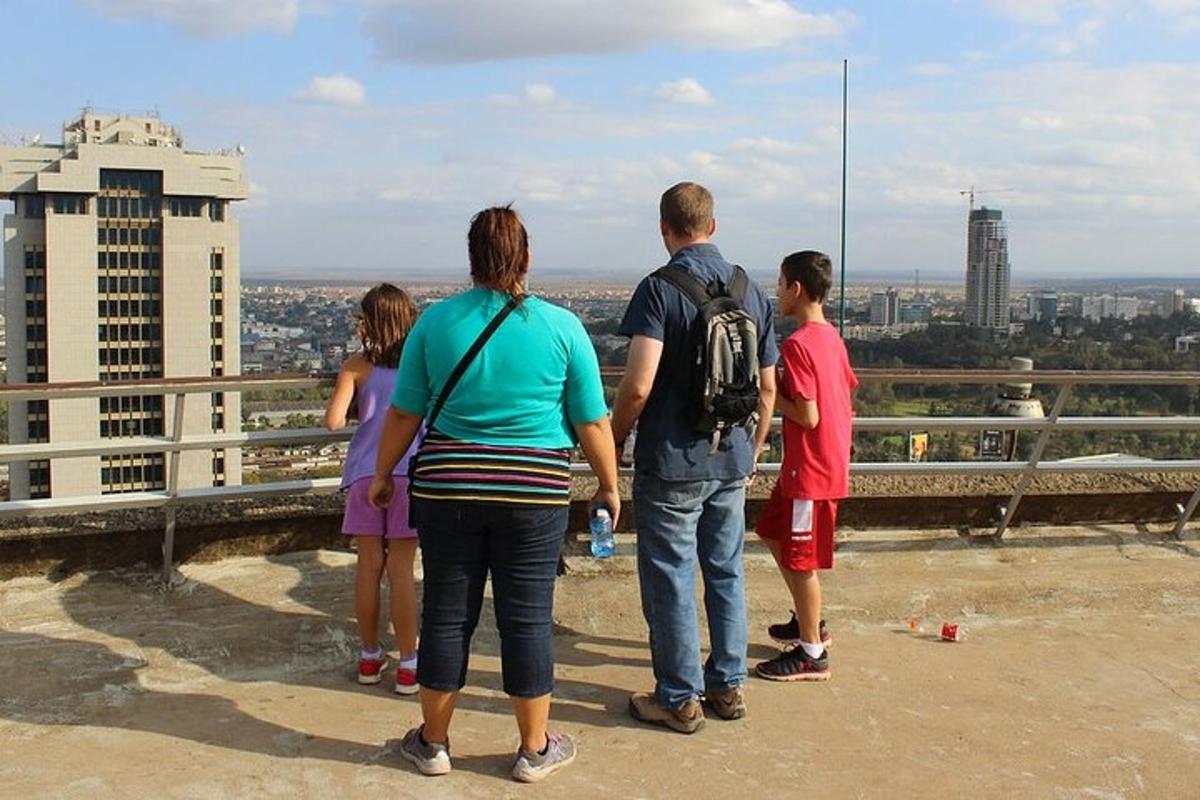 un grup de oameni care stau deasupra unei clădiri