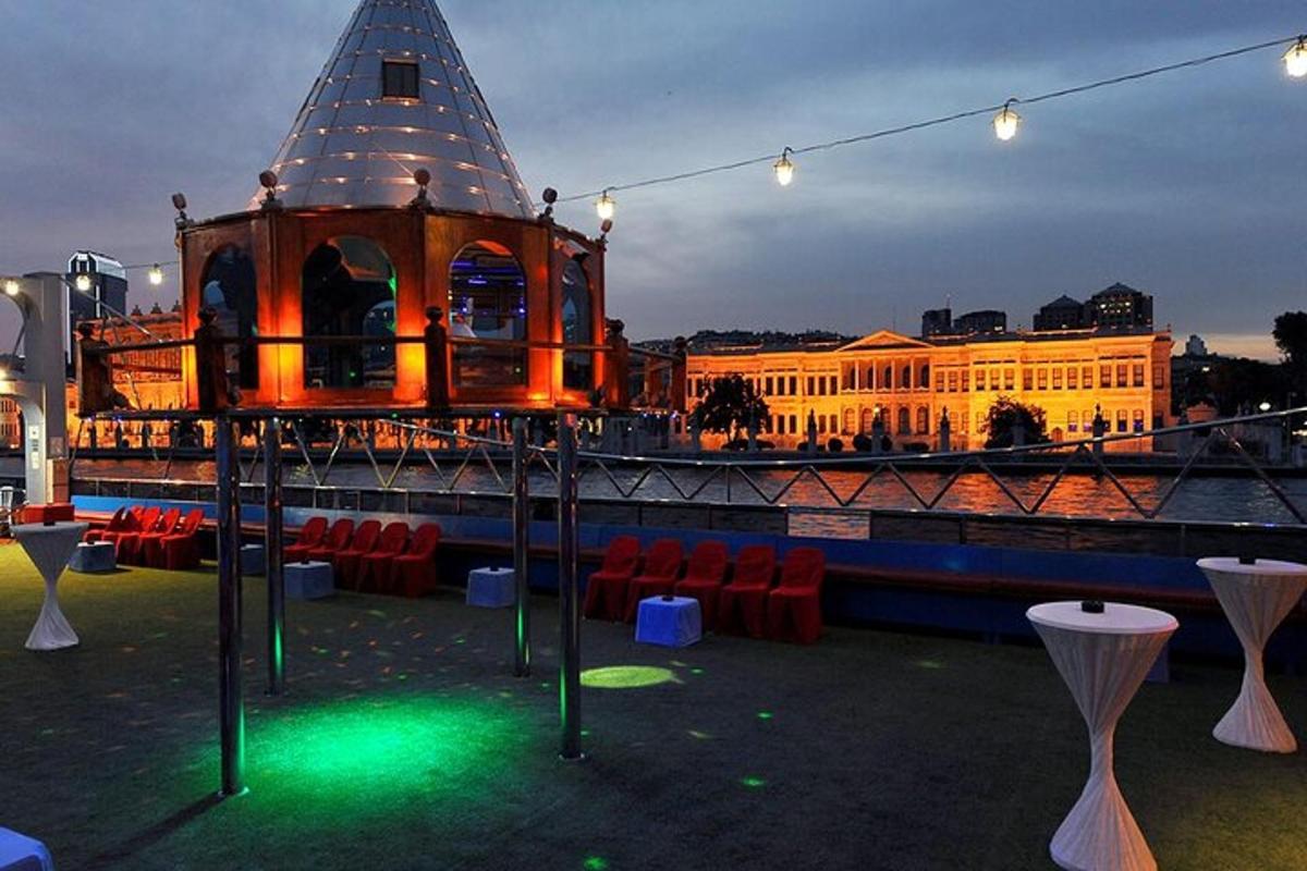 gazebo dengan kerusi dan lampu di sebuah bandar