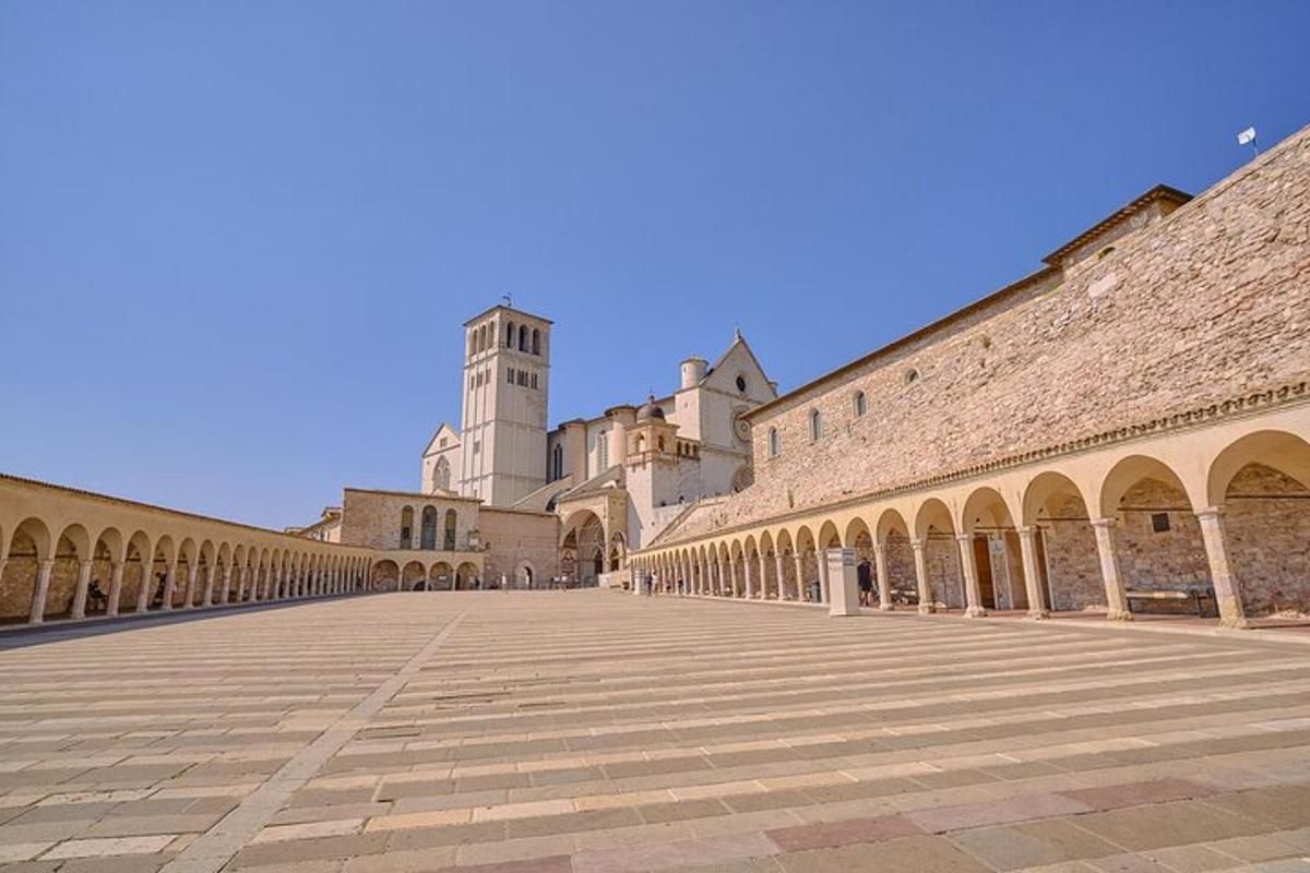 un pati buit d'un edifici amb una torre del rellotge