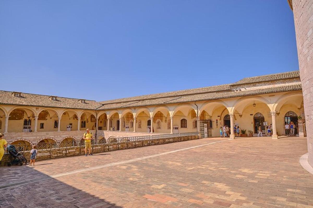 un gran edifici amb gent dreta al pati
