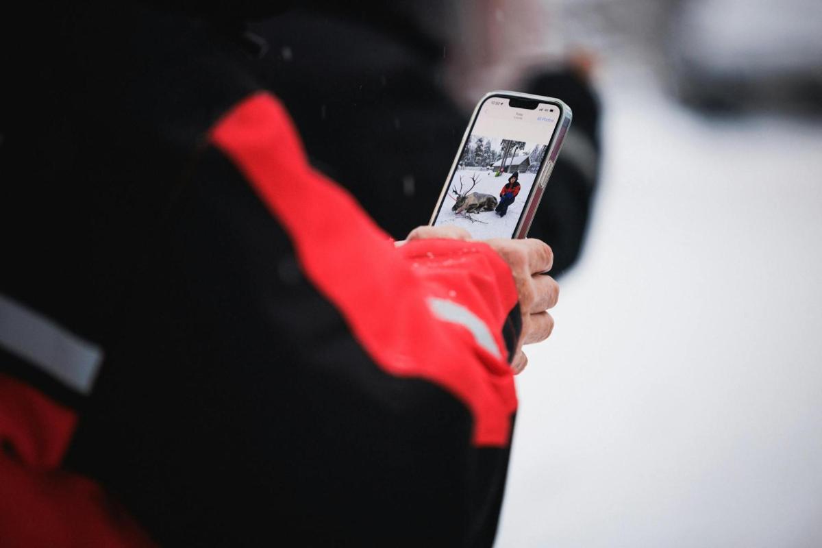 egy személy mobiltelefont tart a kezében, hogy képet készítsen