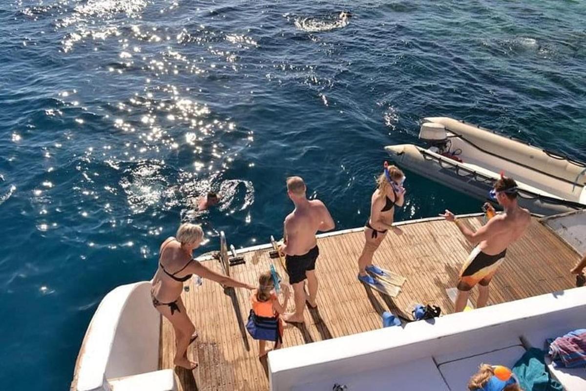 skupina ljudi, ki stojijo na palubi čolna