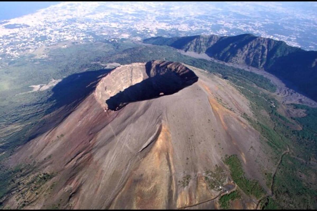 isang aerial view ng isang bundok sa kalangitan