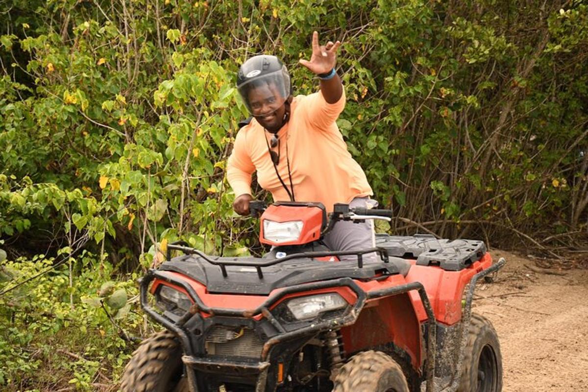 un uomo che guida un quad su una strada sterrata