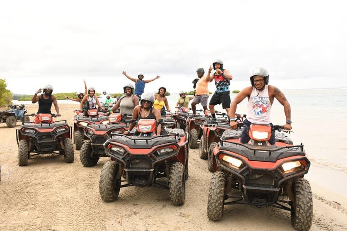 un gruppo di persone su quad sulla spiaggia