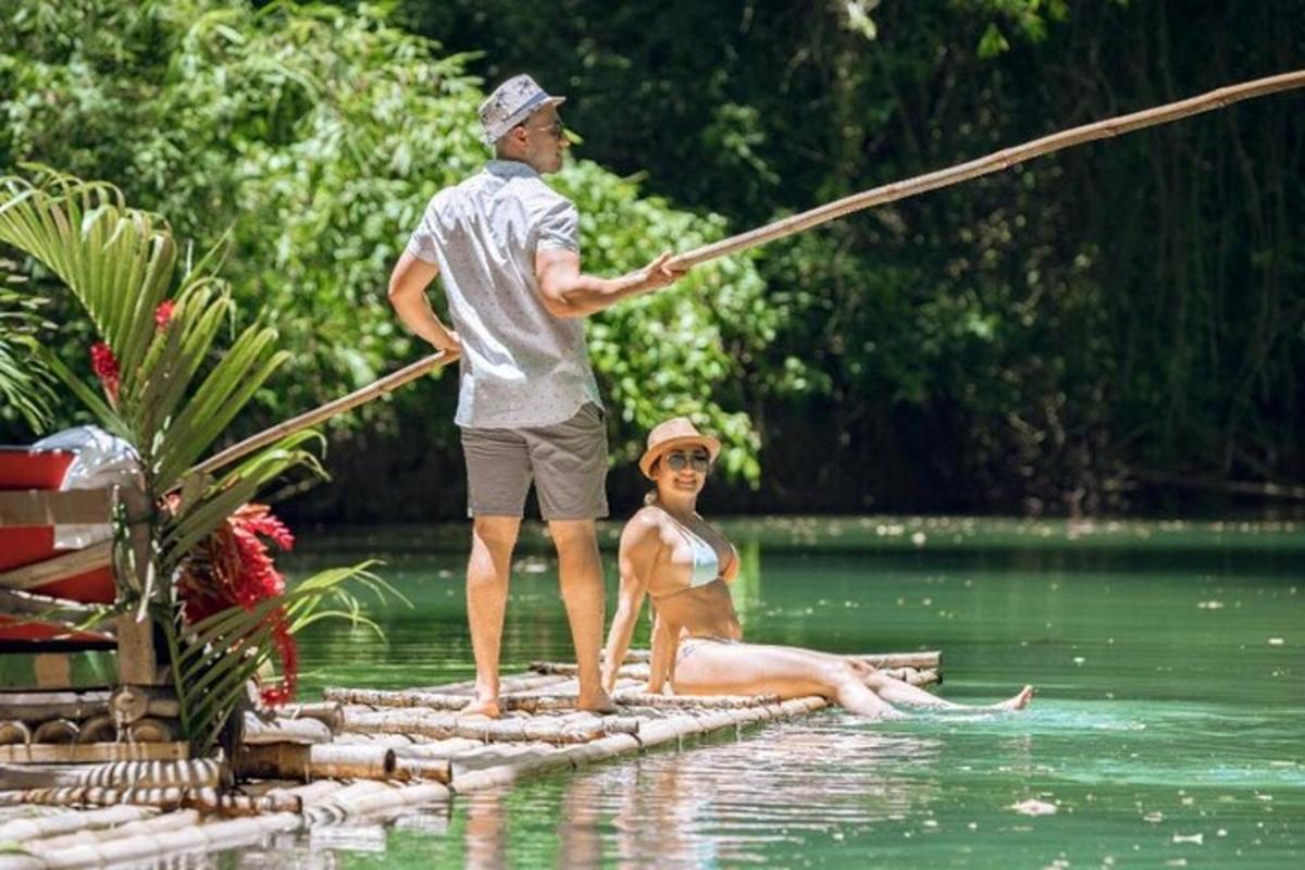 un uomo e una donna su una zattera in acqua