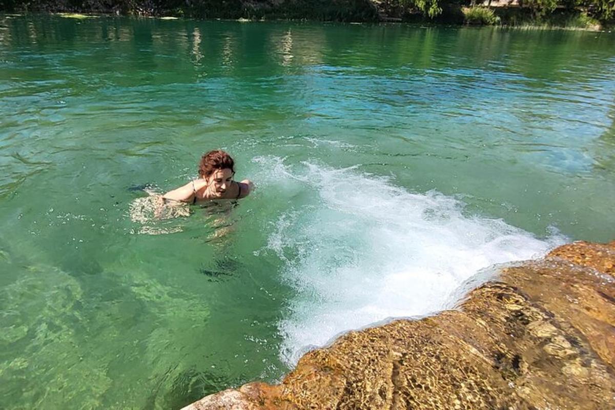 човек плива у води