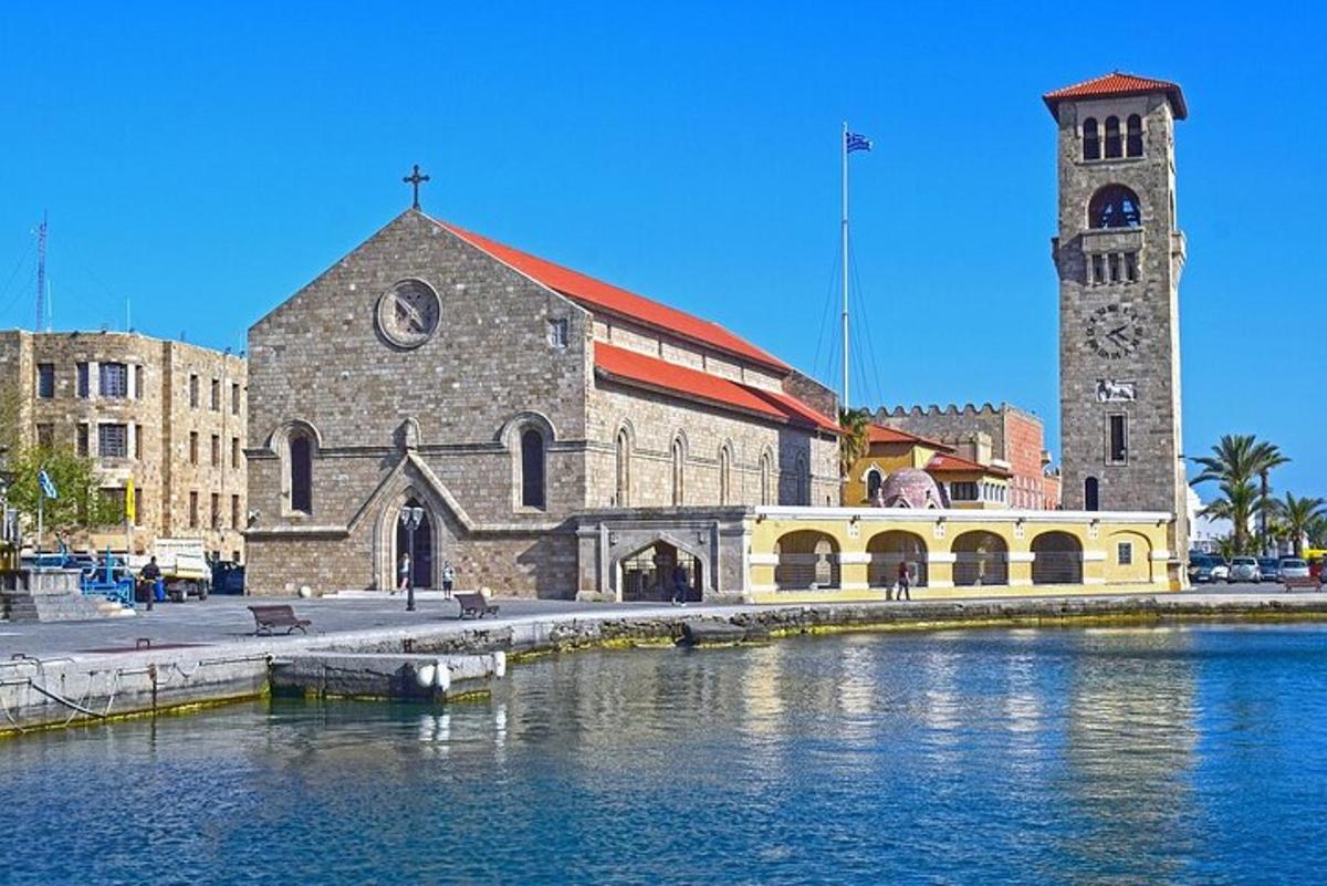 eine Kirche mit einem Glockenturm neben einem Gewässer