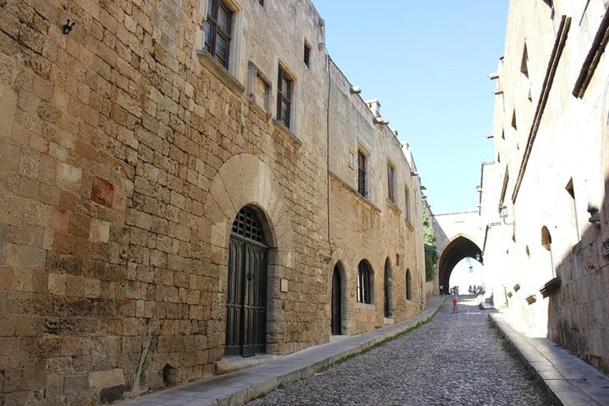 eine Gasse in einem alten Steingebäude mit einem Tor