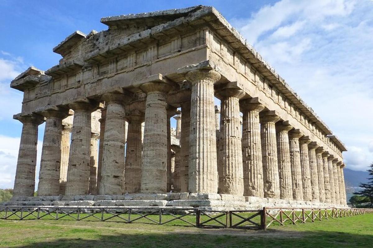 ένα αρχαίο κτίριο με κίονες σε ένα χωράφι