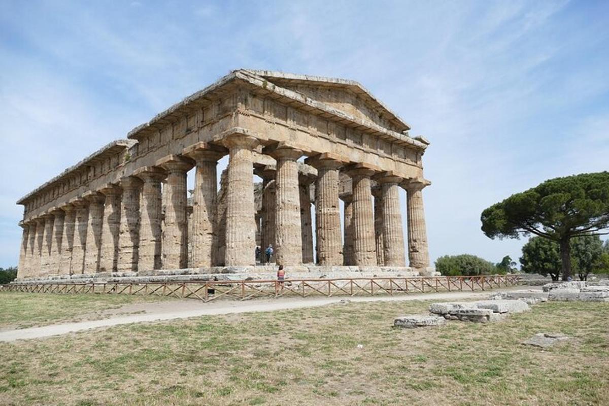 ένα μεγάλο πέτρινο κτίριο με κίονες σε ένα χωράφι