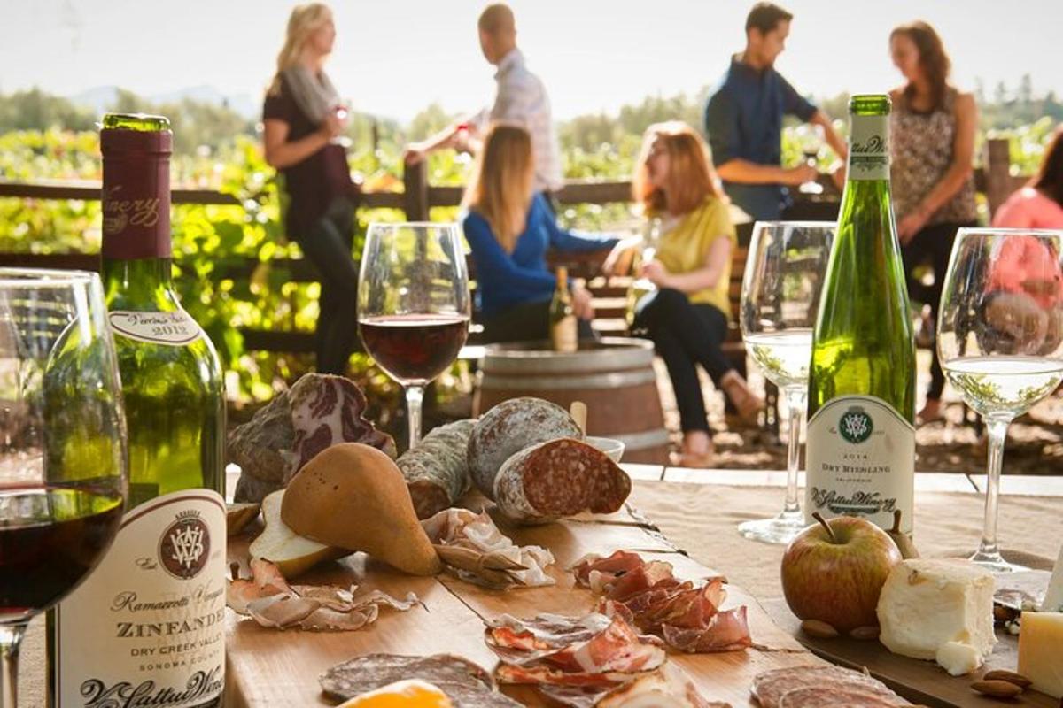 ein Tisch mit Weinflaschen und Essen darauf