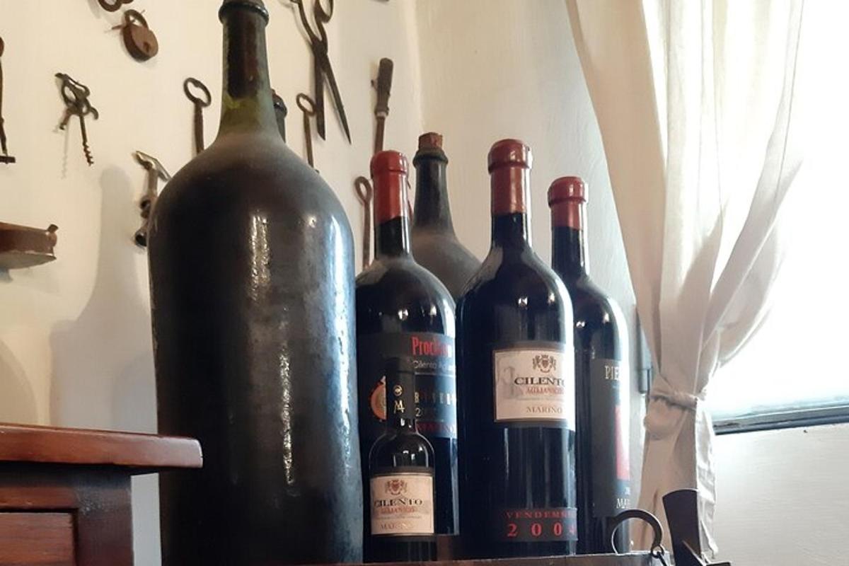 μια ομάδα από μπουκάλια κρασιού που κάθονται σε ένα τραπέζι