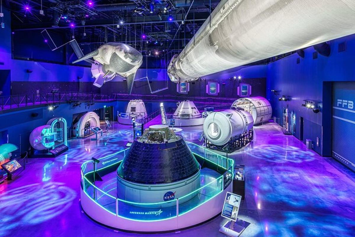 místnost s vesmírnou observatoří s fialovými světly