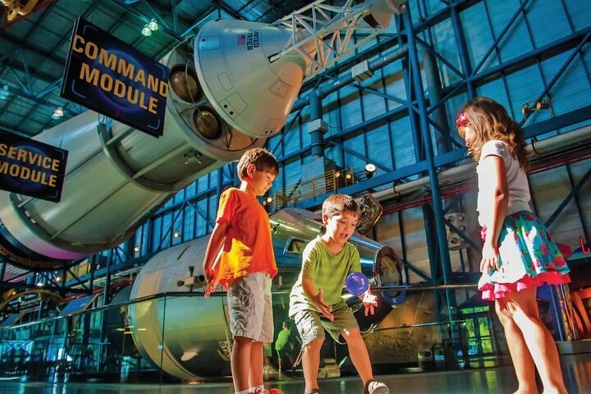 skupina dětí stojící před raketoplánem