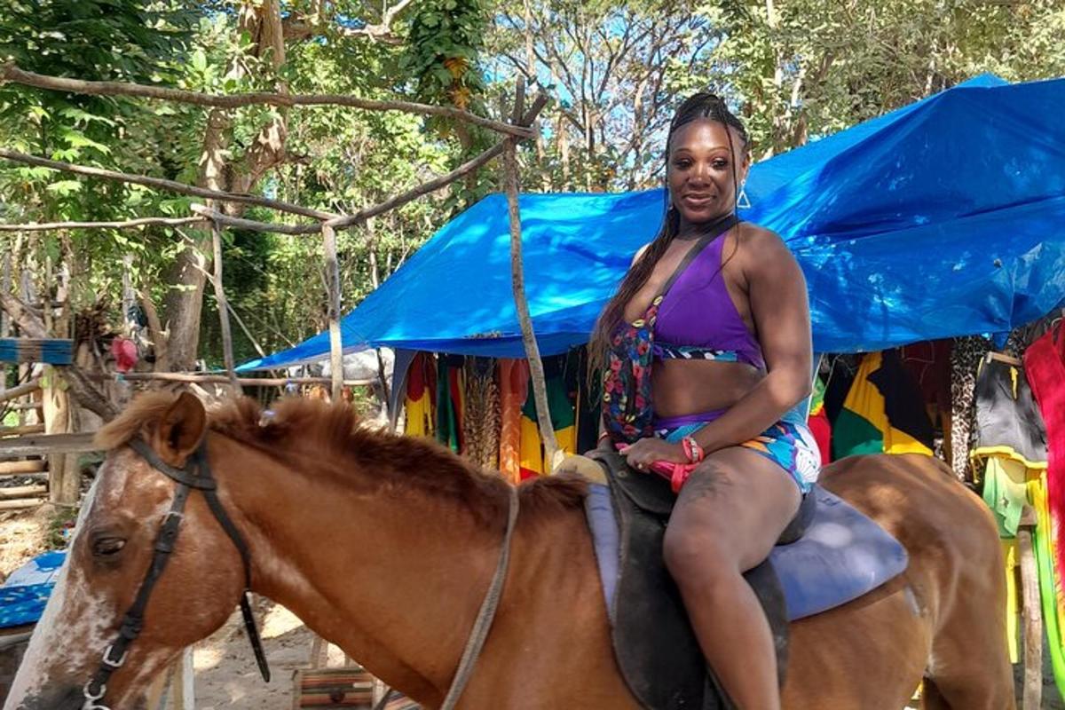 uma mulher sentada em cima de um cavalo