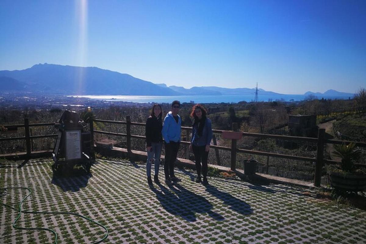 un grup de persones dretes al cim d'un turó