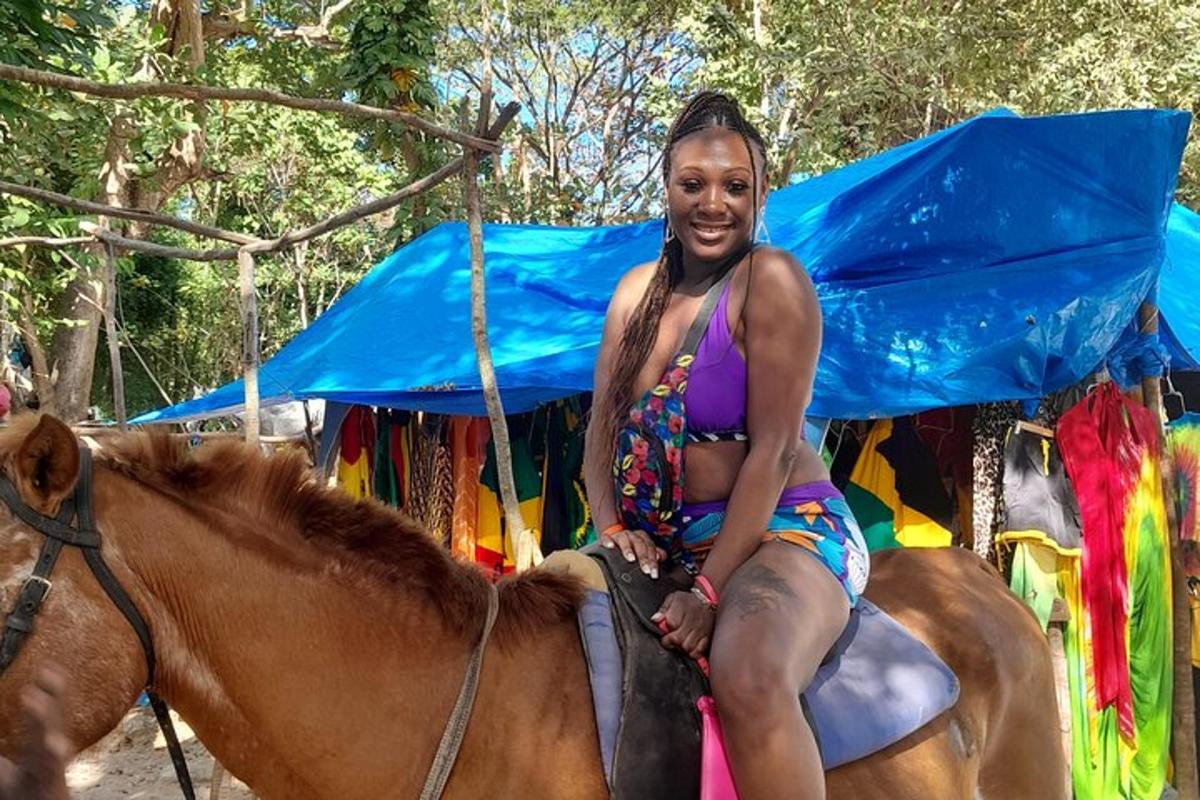 uma mulher de biquíni sentada em um cavalo