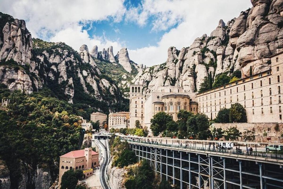 Una vista de una ciudad con montañas al fondo.