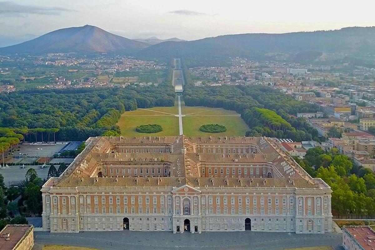 una vista aerea di un grande edificio con le montagne sullo sfondo