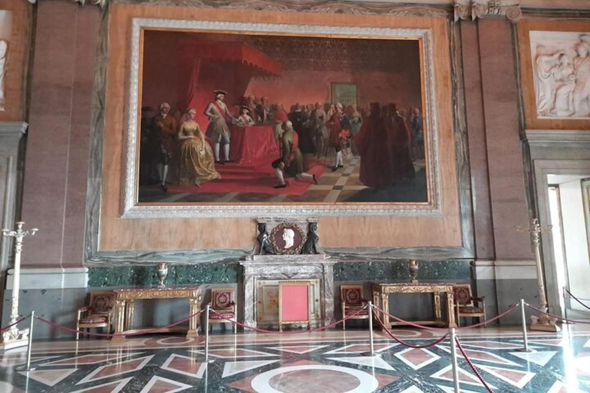 un dipinto sul muro di una stanza con un dipinto