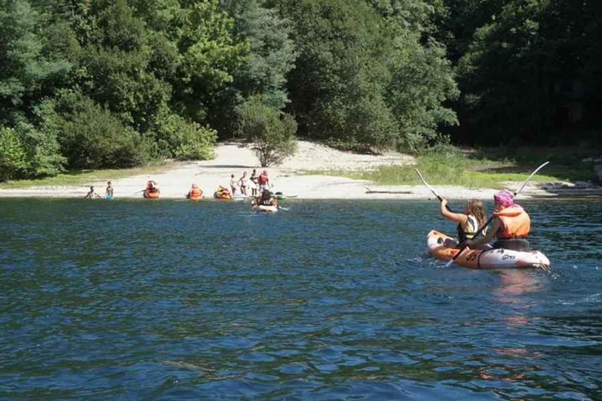 un gruppo di persone su una zattera in acqua