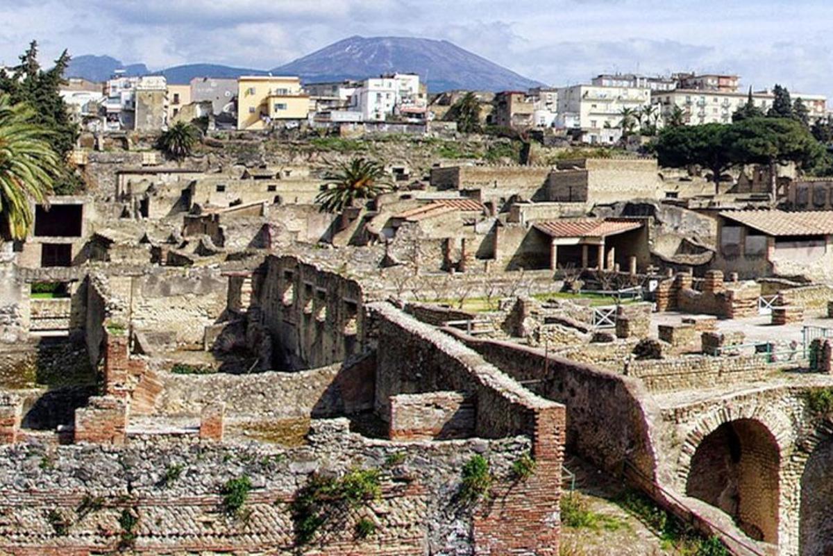 uma cidade antiga com edifícios e uma montanha ao fundo