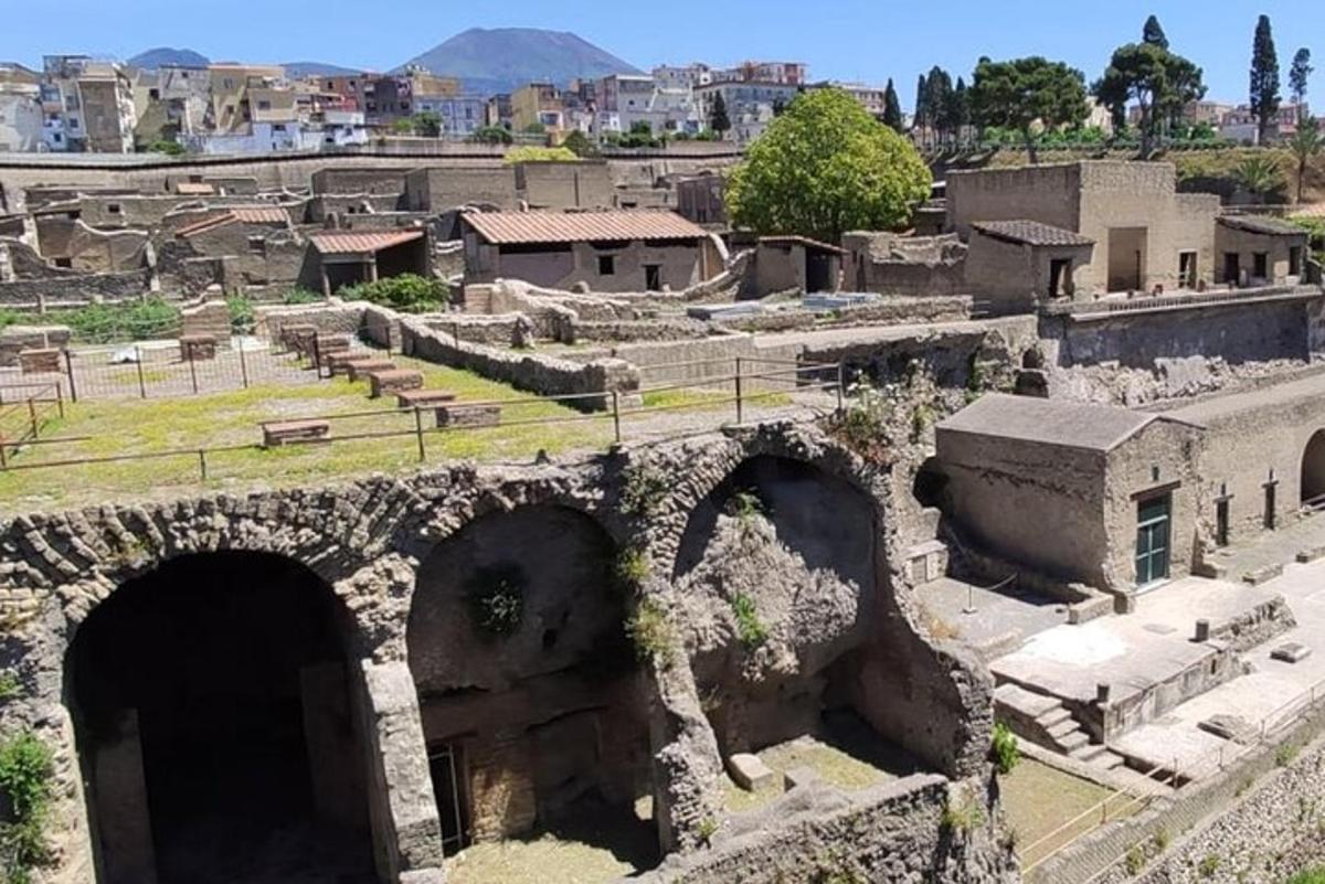uma cidade antiga com uma ponte e edifícios