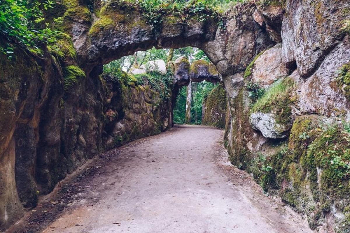 tee läbi tunneli kaljuseinas