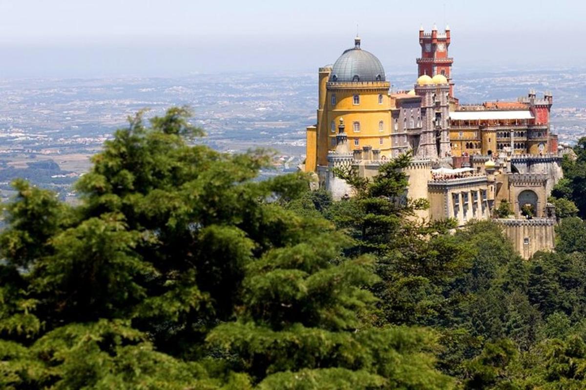um edifício no topo de uma colina com árvores