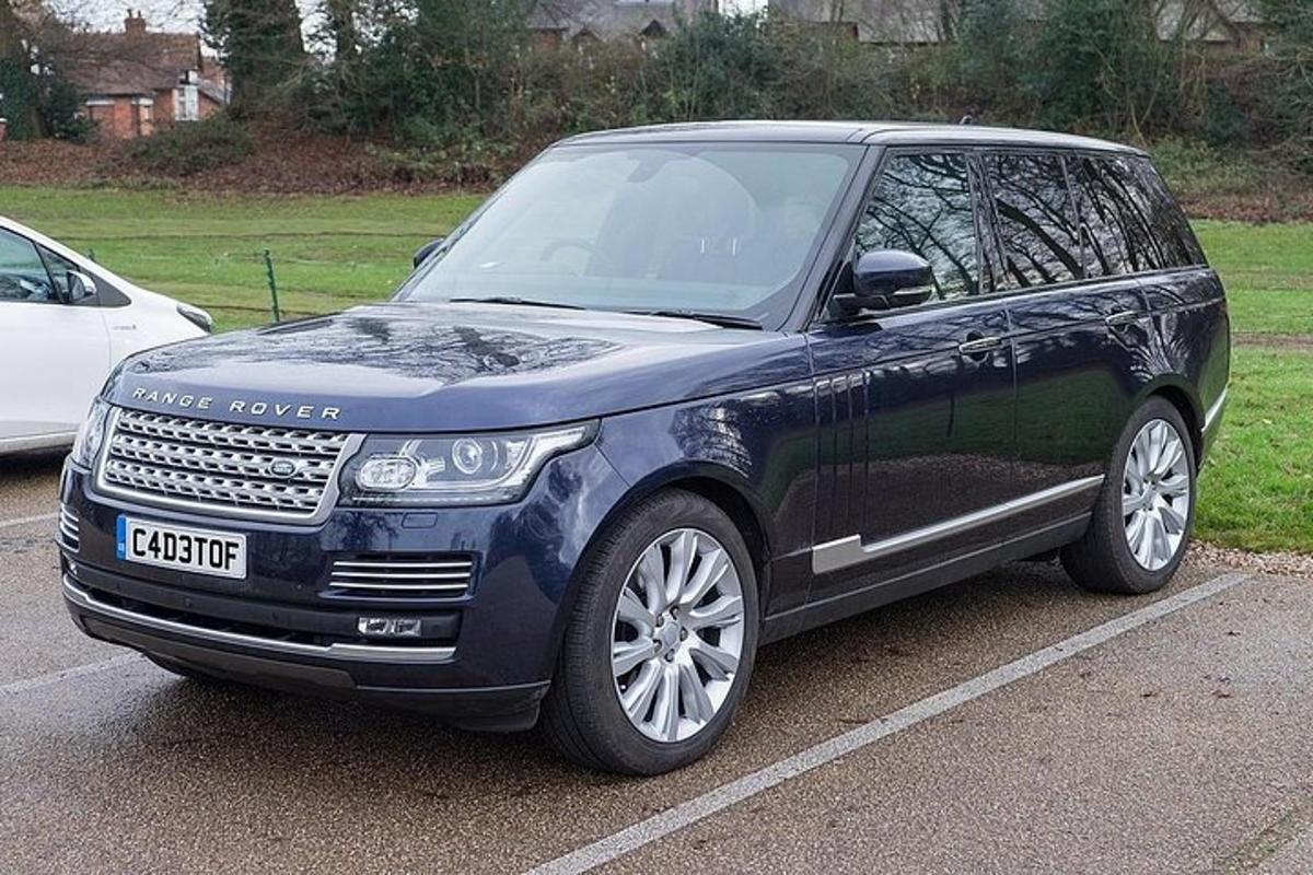 černé SUV zaparkované na parkovišti