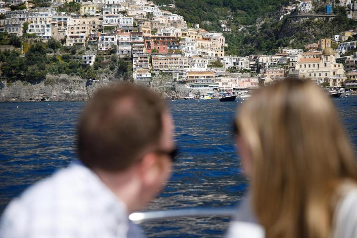 un uomo e una donna su una barca in acqua