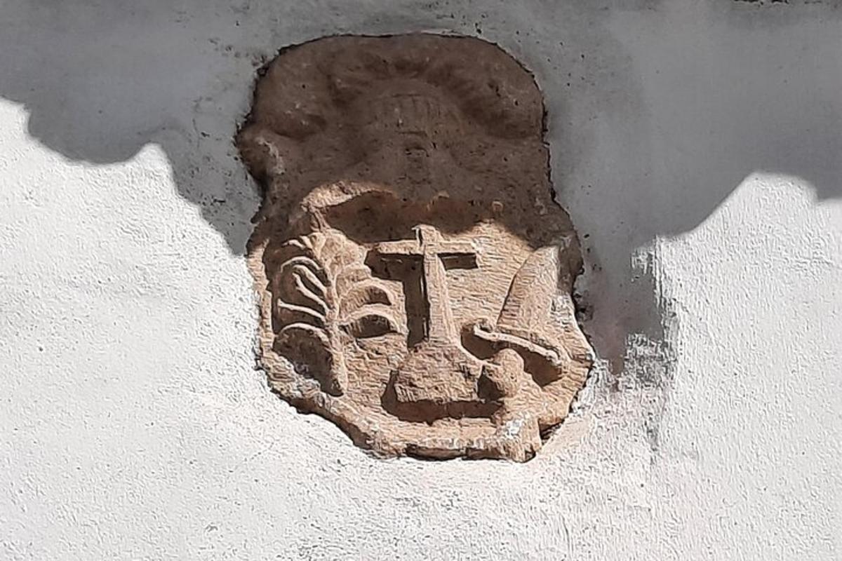 artefakt na straně zdi