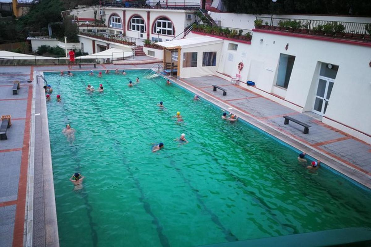 một nhóm người đang bơi trong một hồ bơi lớn