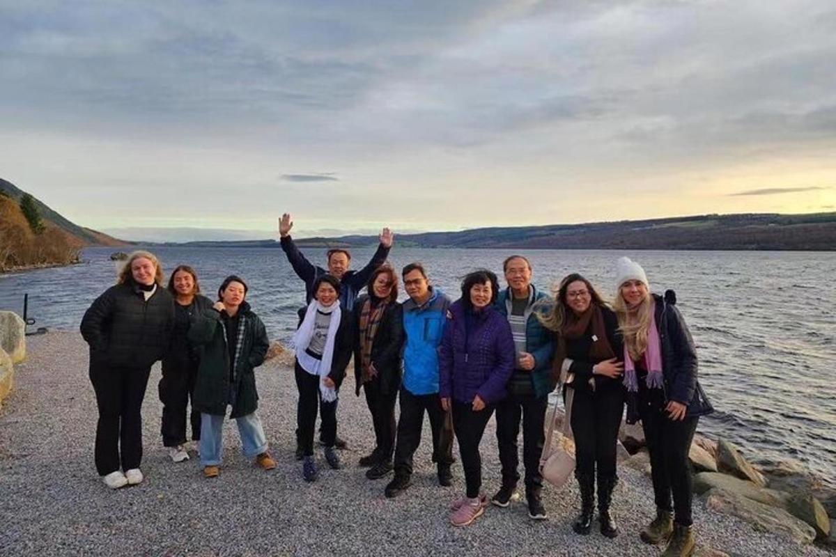 grupp inimesi, kes seisavad veekogu ääres