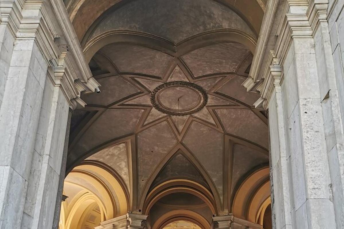 un arco con un orologio in un edificio