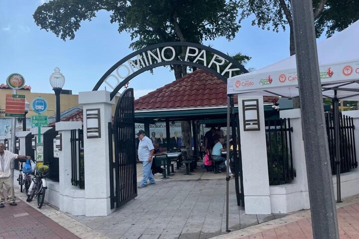 vchod do restaurace s lidmi stojícími venku